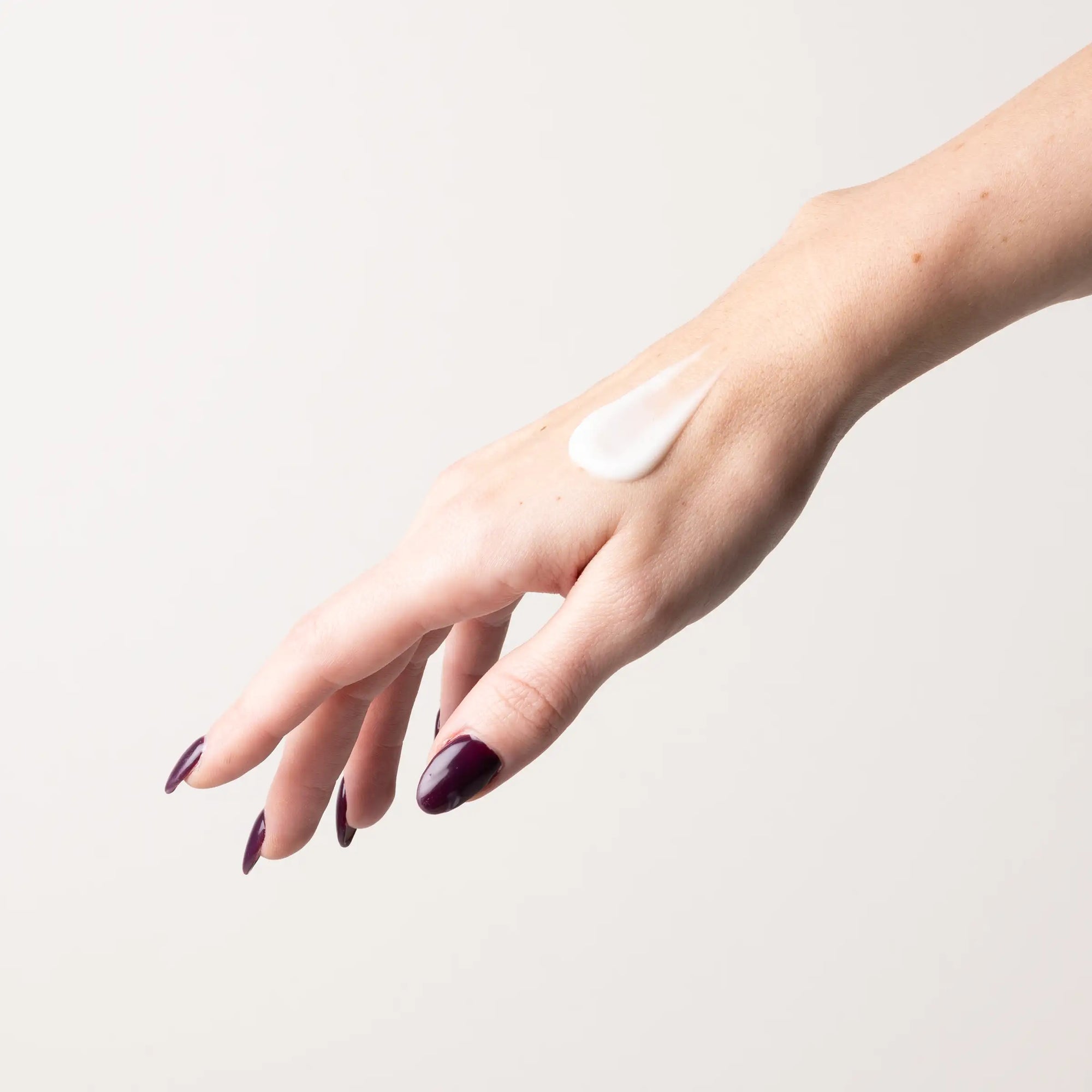 Gel corpo naturale idratante, rinfrescante e tonificante che combina Aloe, oli vegetali e estratti di Incenso e Mirra - applicazione