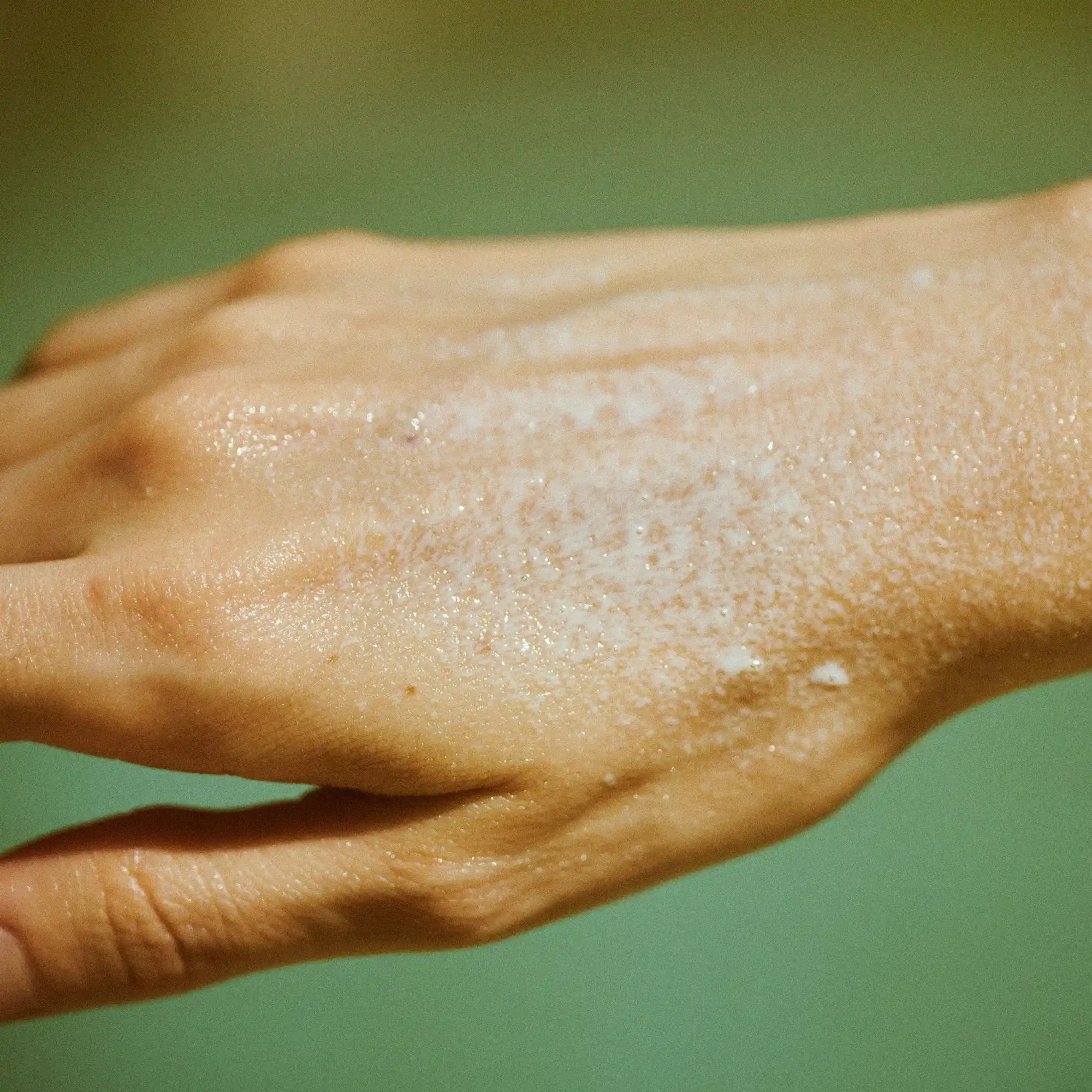 Remargin solari - latte solare SPF 50+ per proteggere e nutrire attivamente la pelle durante l'esposizione al sole con Colostro, Jojoba e Ylang Ylang - texture